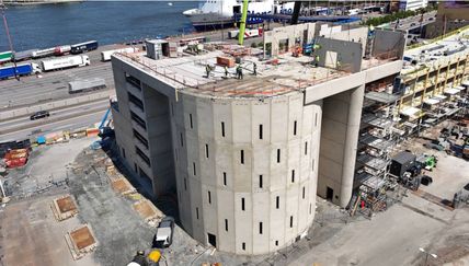  Den rundade delen i betong på byggnaden är infarten till parkeringen.