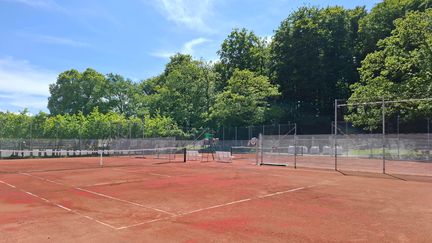 Två tennisbanor har öppnat i Slottsskogsvallens entrépark. Banorna har rött hybridgrus som underlag. 