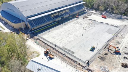 Konstgräset har tagits bort från arenaplanen, Nu grävs värmeslingor ner. 