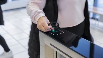 Person som går in i en anläggning genom att skanna sitt armband.