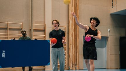Sporthall med blått golv och många olika linjer. 