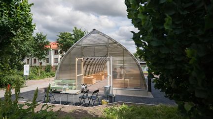 Foto på stadsdelsväxthusets ena gavel. 