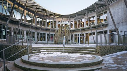 Landamäreskolans skolgård framför huvudbyggnaden.