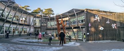 Landamäreskolans skolgård med några personer i fokus.