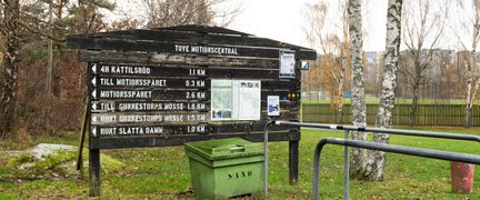 Skyltar över bland annat promenadslingor i naturmiljö