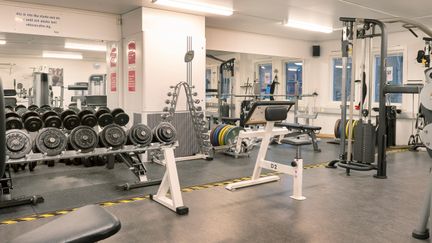 Gym med maskiner och fria vikter