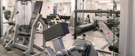 Styrketräningsmaskiner i Tuvevallens gym
