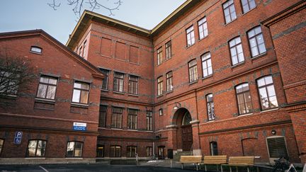 En överblick av Fjällskolan med några bänkar i bakgrunden.