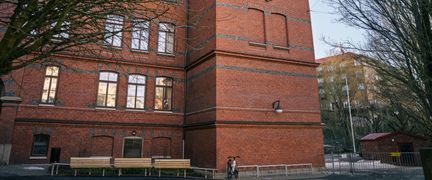 En av Fjällskolans byggnader med några bänkar i bakgrunden.