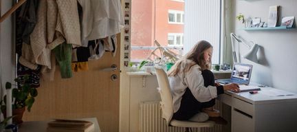 Elev deltar i undervisning via datorn hemifrån