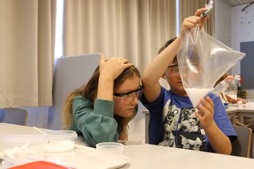 Elever gör experiment
