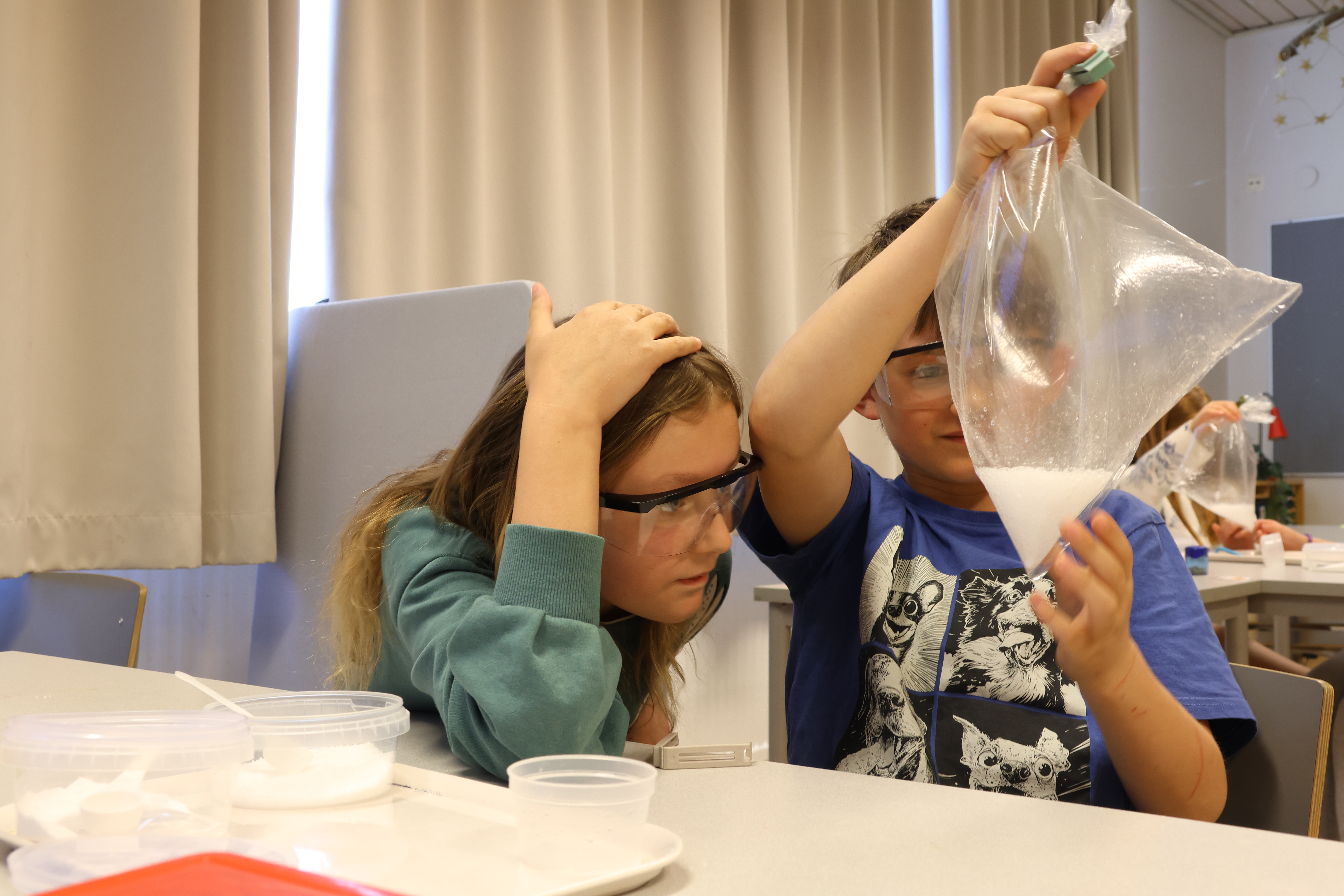 Elever gör experiment