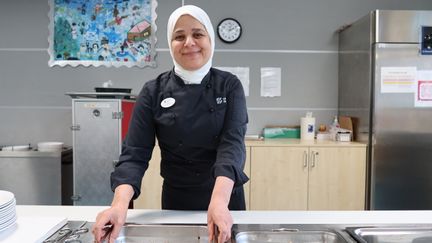 Medarbetare i ett skolkök förbereder för matlagning.