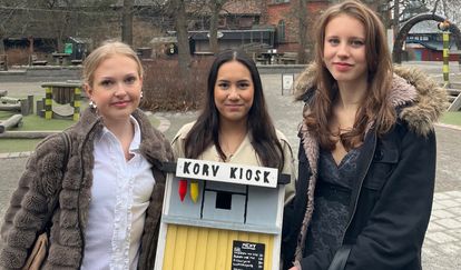 Elever på Sannaskolan visar upp sin fågelholk.