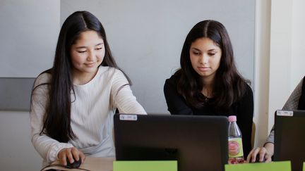 Två elever i ett klassrum. 