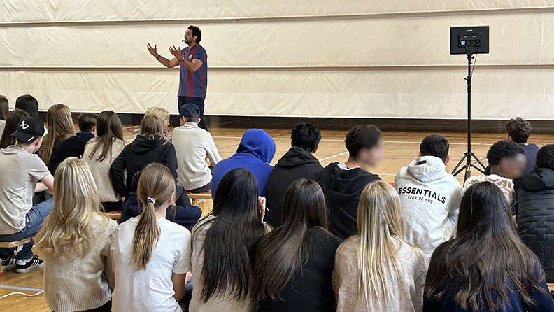 Föreläsare på Önneredskolans demokratidag som berättar för elever. 
