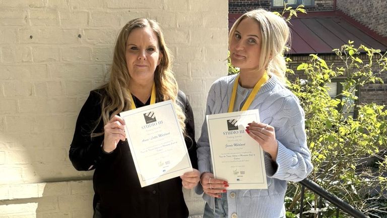 Medarbetarna Annalotta Mårland och Jennie Mårland håller upp sina diplom efter att ha certifierats som utbildare i Studio III.