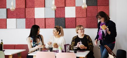 Medarbetare som fikar tillsammans. Foto: Lo Birgersson. 