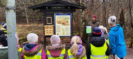 Elever på Sisjöskolan framför sin nya påsholk.
