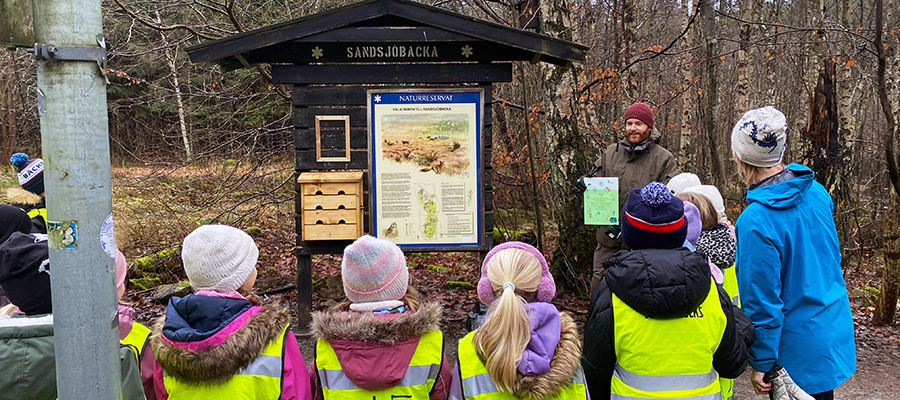 Elever på Sisjöskolan framför sin nya påsholk.
