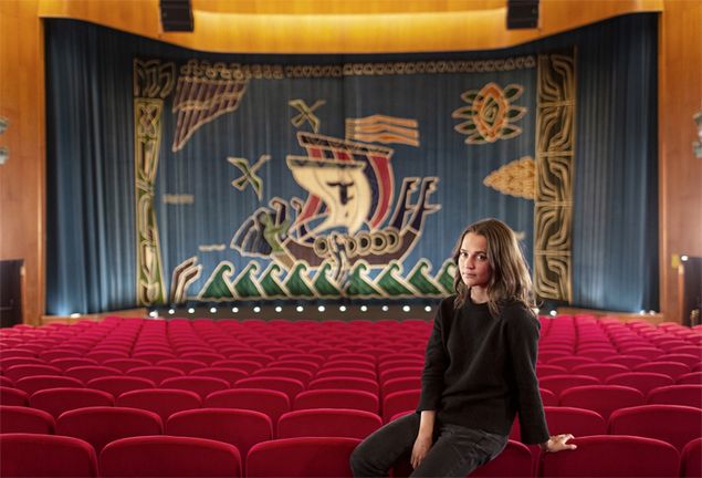 Alicia Vikander i biograf Drakens salong.