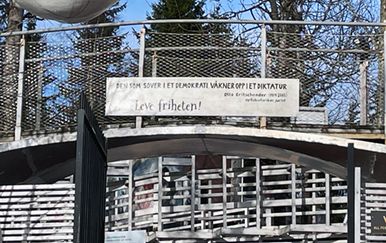 Skylt ovan ingången till Roseslottet, en konstutställning som lyfter fram berättelser om mod, motstånd och demokrati