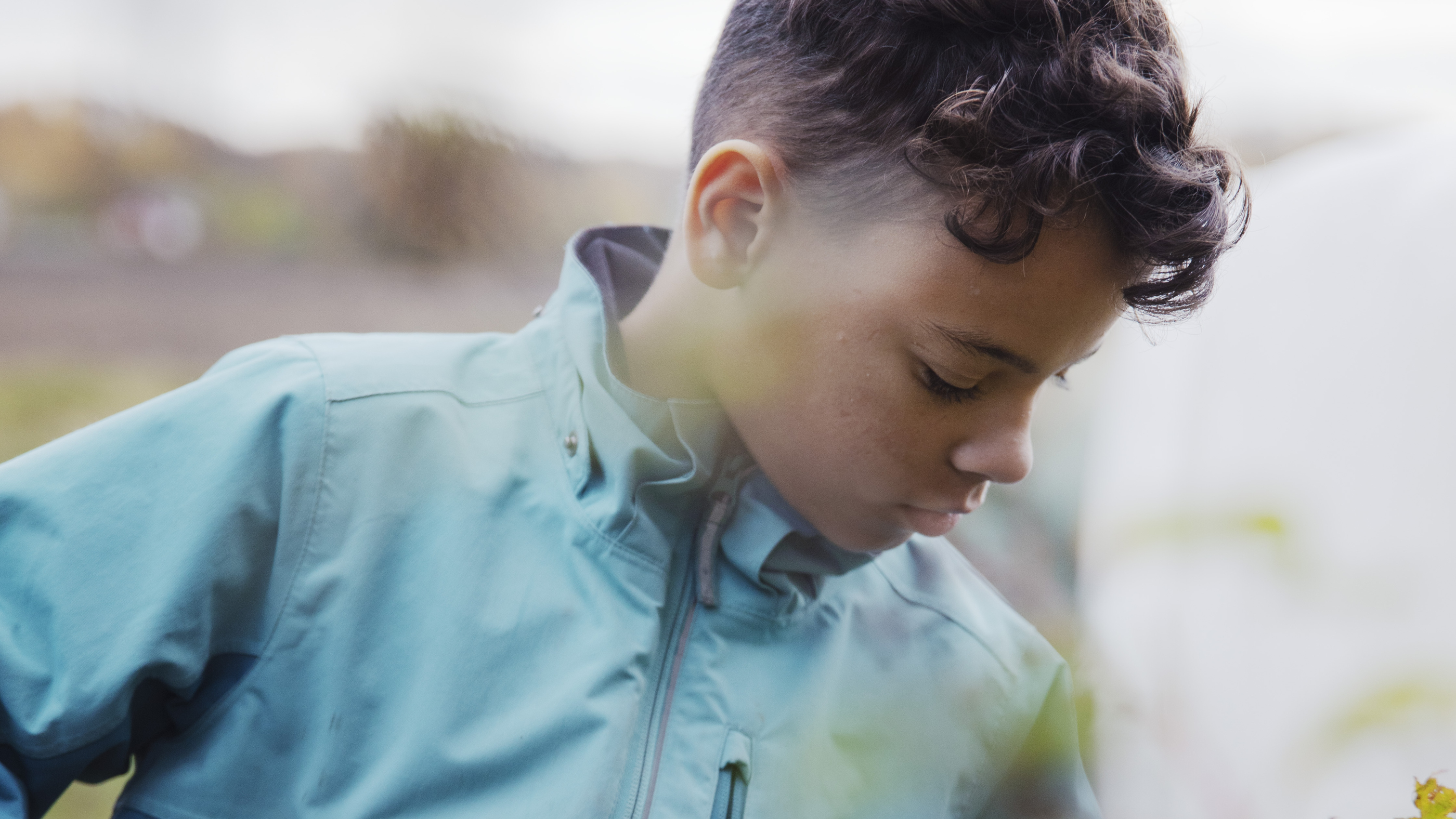 Elev plockar skräp i naturen. 