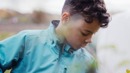 Elev plockar skräp i naturen. 