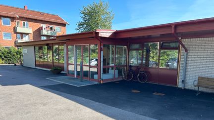 Skolbyggnad med en entré