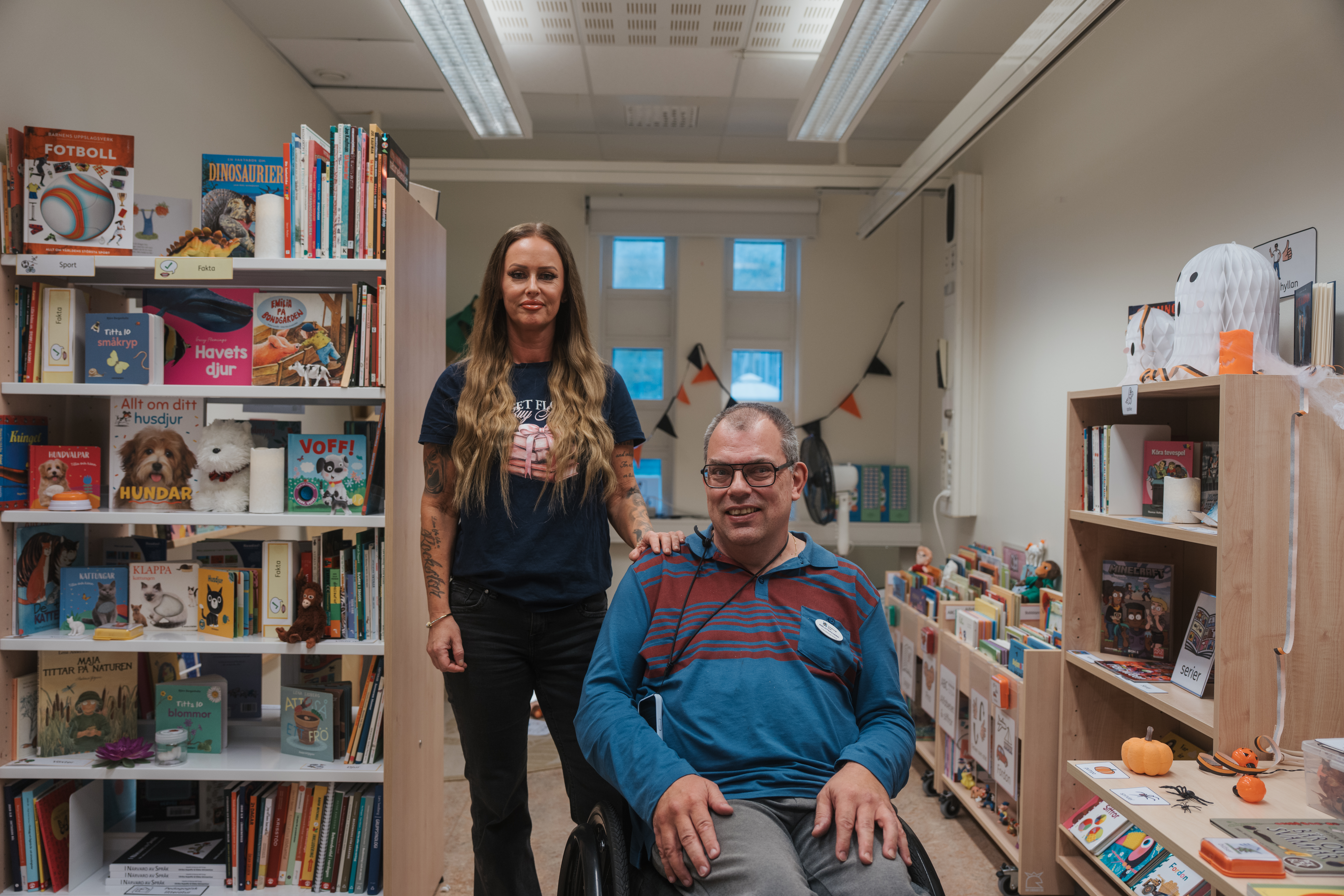 Camilla Johnsson, förstelärare och speciallärare och Anders Gustafsson, biblioteksvärd. Foto: Jafar Alwash