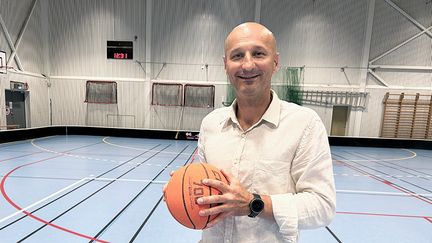 Man med en basetboll i händerna.