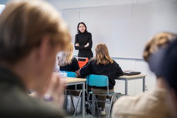 Pedagog undervisar i klassrum