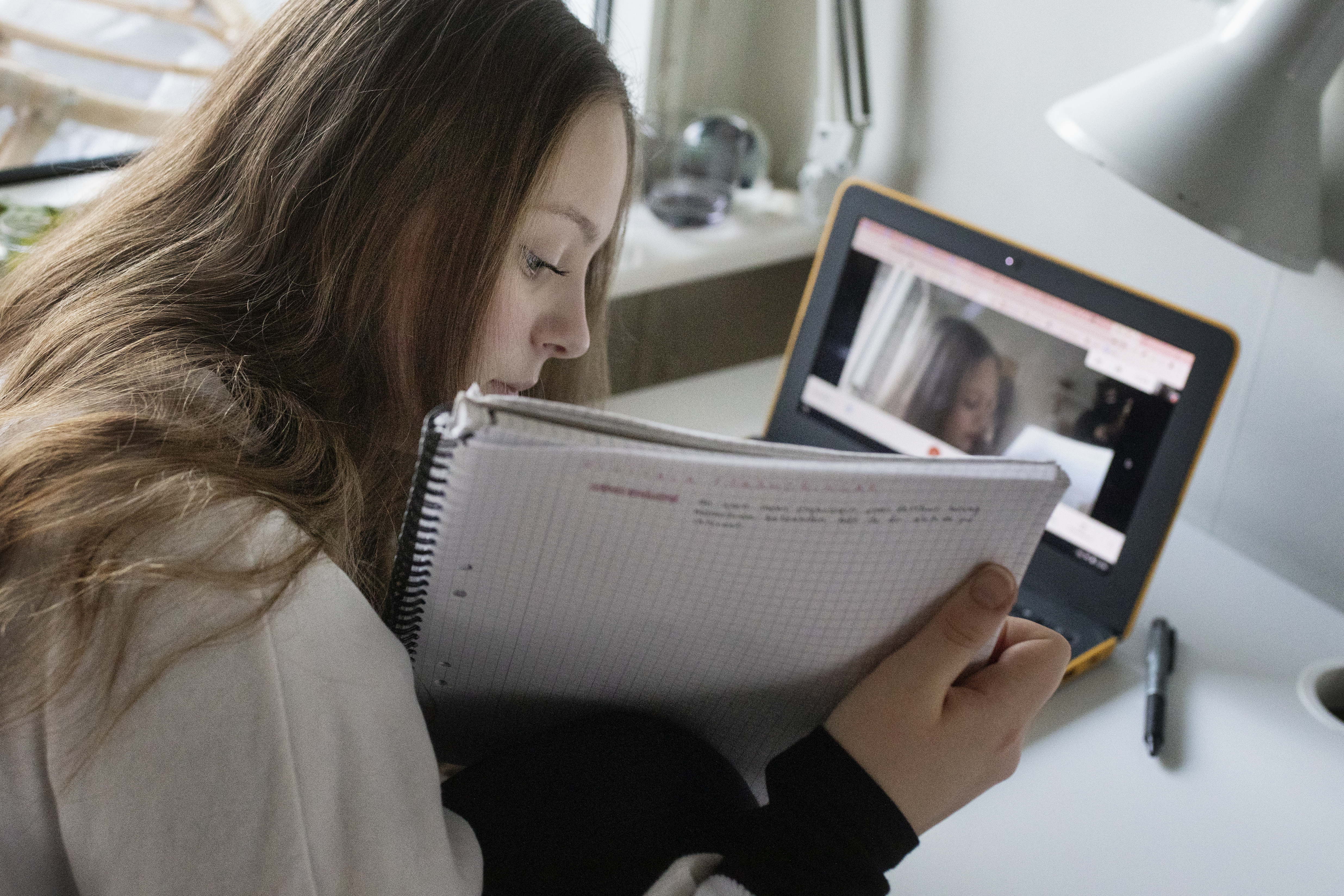 Elev som deltar i digital lektion hemifrån