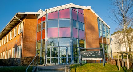 Bild på Kannebäckskolans entré till expeditionen