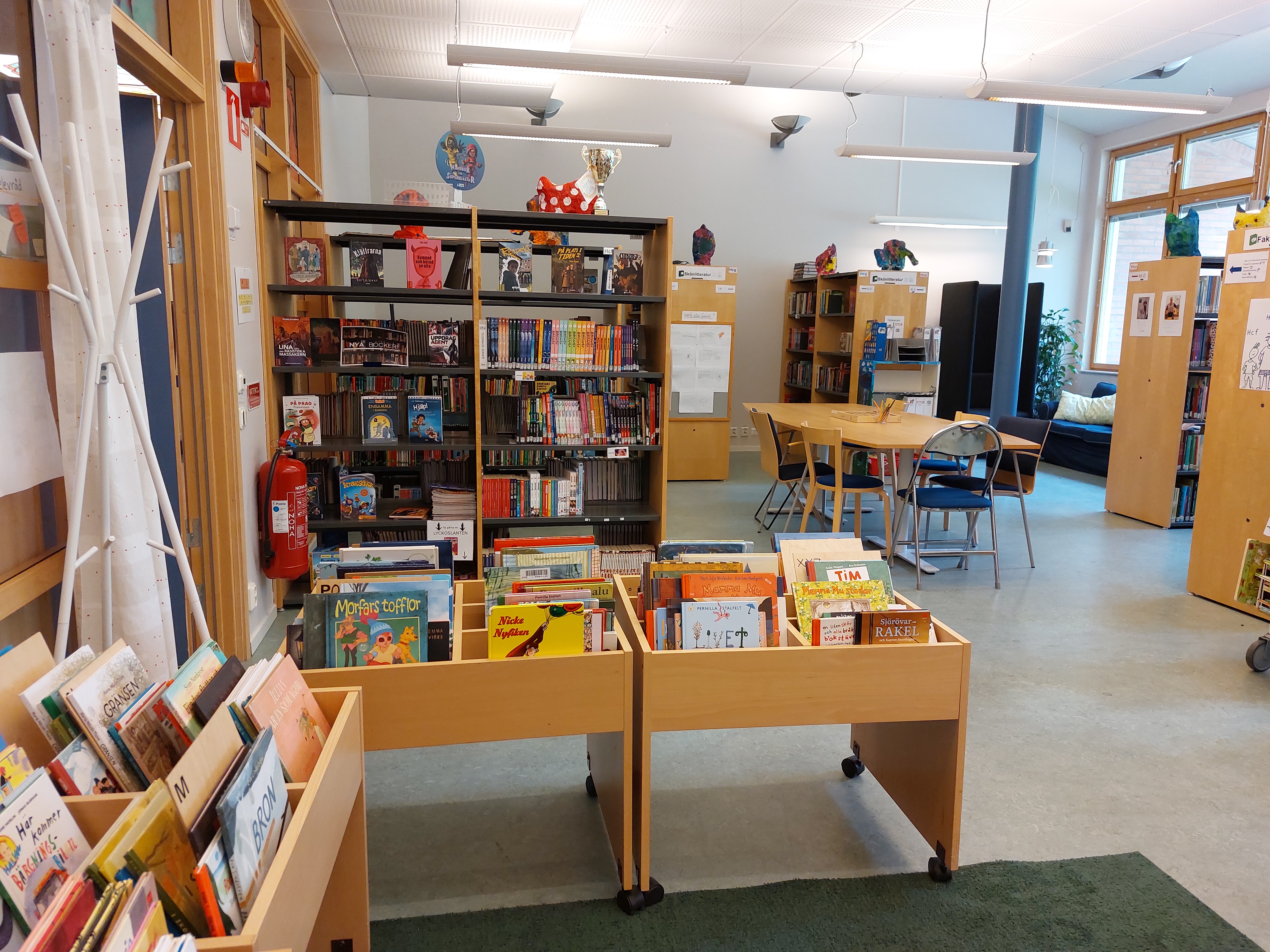 Översiktsbild av Kannebäcksskolornas bibliotek med bokhyllor, läsplatser och anpassat material för elever med olika behov.