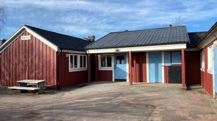 Röda hus med blå dörrar.