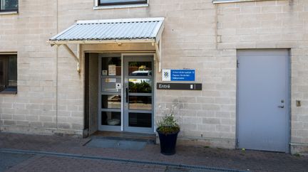 En glasdörr i ett hus med vitt tegel.