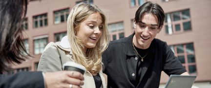 Elever samtalar vid Lindholmens kaj