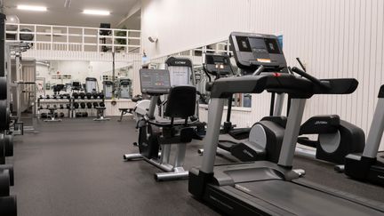 Konditionsmaskiner. Fria vikter i bakgrunden