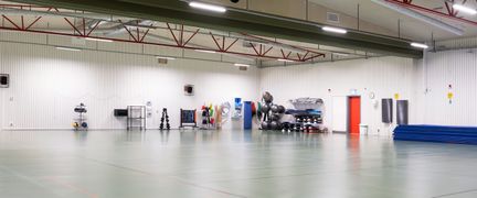 sporthall med redskap längst ner i hörnet