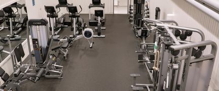 Gymmet sett uppifrån med styrkemaskiner, roddmaskin och fria vikter