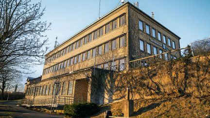 En överblick av Santosskolans huvudbyggnad.