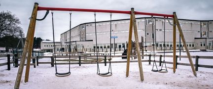 En lekplats med några gungor utanför Jättestensskolan.