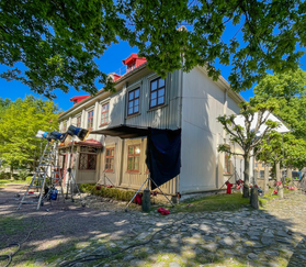 Ljussättning har placerats utanför Gatelhjelmska Huset