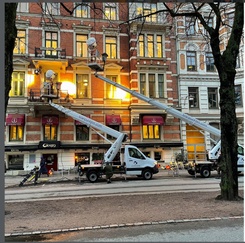 Filminspelning med kranar utanför ett bostadshus i Vasastaden.