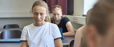 Två elever som sitter fokuserat och arbetar i ett klassrum. - Foto av Welcom