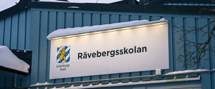 Rävebergsskolans skylt på huvudbyggnaden.