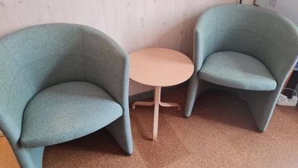 Två grönblå karmfåtöljer som fått nytt tyg. 