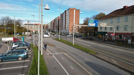 Stadsgata med cykel- och gångbanor vid Jaegerdorffsplatsen i Majorna, parkering, bilar och hus.