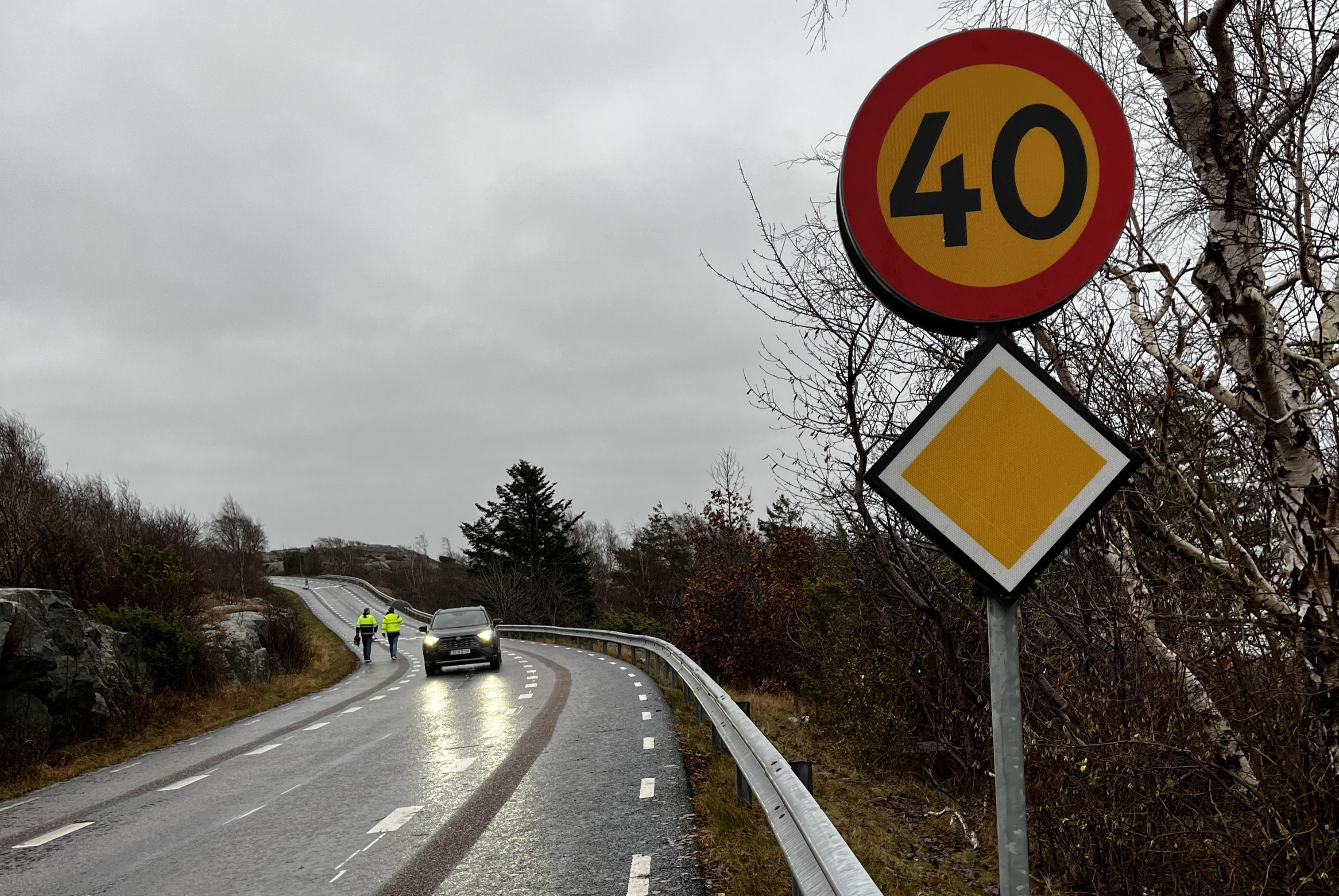 På Göteborgs första bygdeväg har gående och cyklister fått egen yta